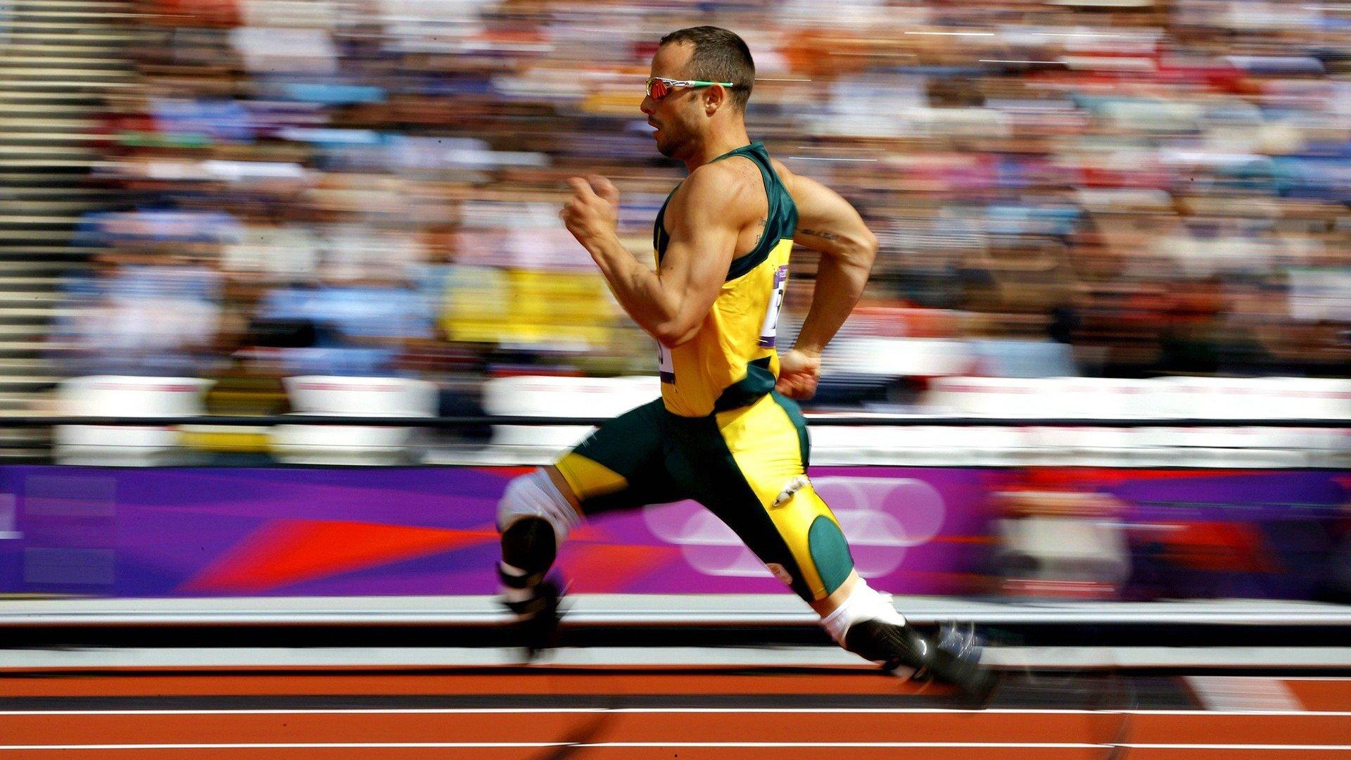 西甲联赛激战正酣，皇马与巴萨上演巅峰对决